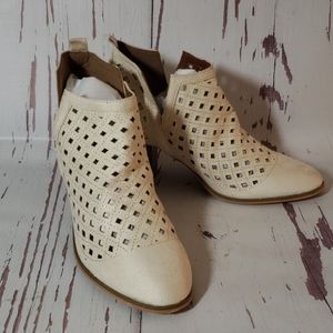 Weeboo Woman Cream Lasser Cut Of New Ankle Boots Size 11